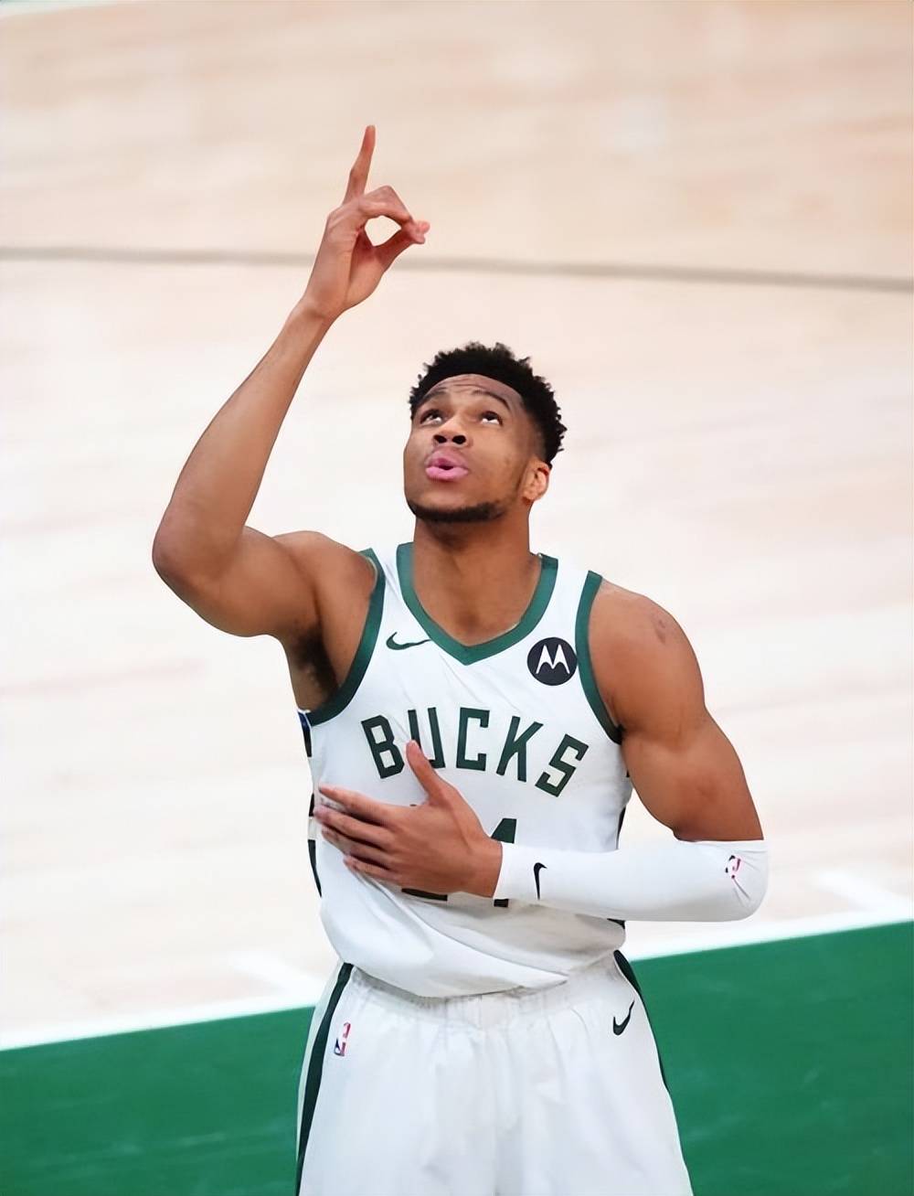 翻修球场，“连滚带爬”为的是“从从容容”（球场整修：眼下的连滚带爬，换来日后的从容不迫）