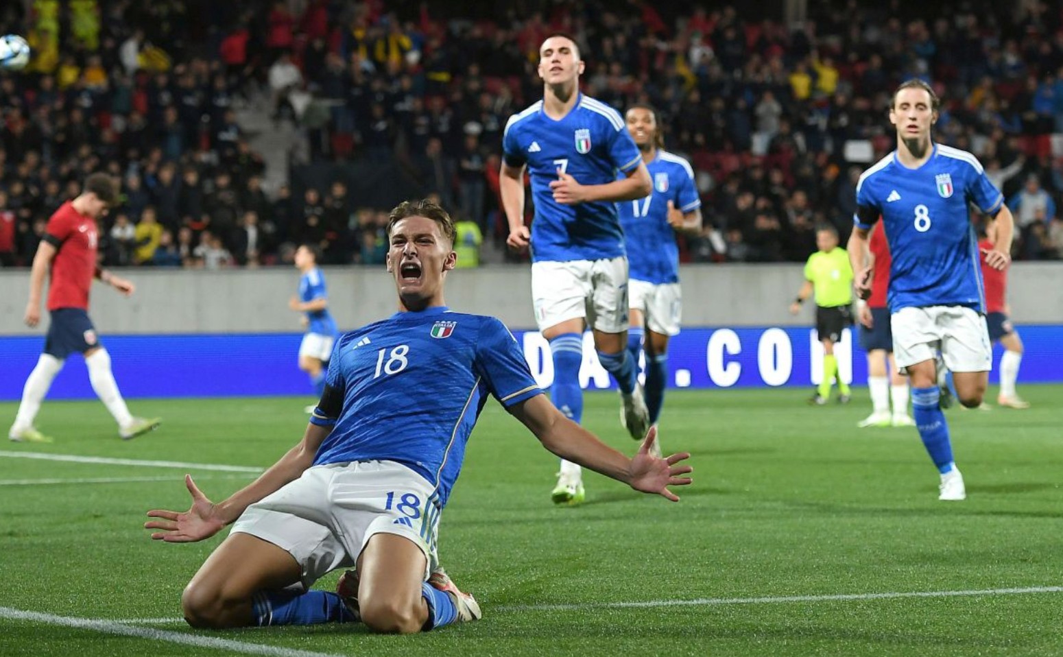 小法：我吃着爆米花看阿森纳vs拜仁，这场比赛能学到很多东西（小法：嗑着爆米花看阿森纳对拜仁，这场对决让我收获良多）