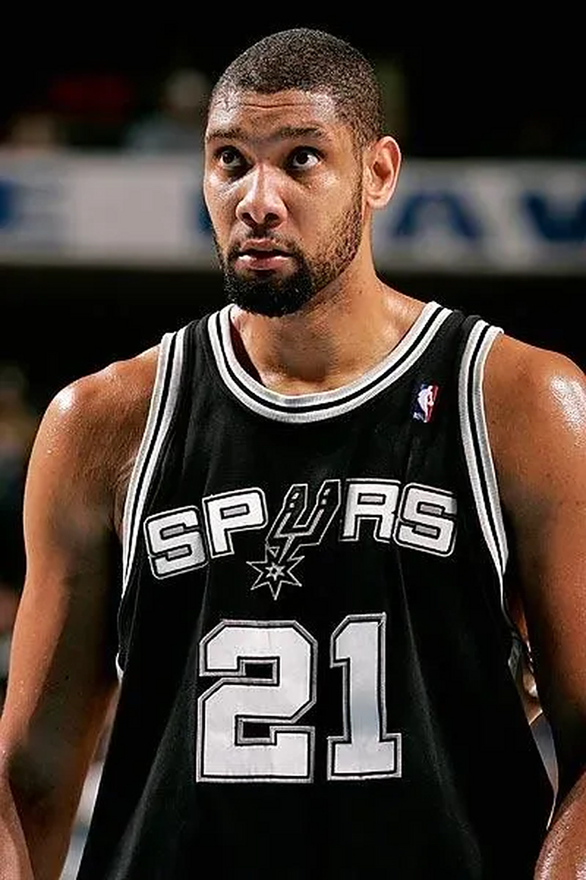 太阳报：森林后卫埃纳在养伤期间和其他球员的女友谈恋爱（太阳报称：森林后卫埃纳伤停期间疑与其他球员的女友相恋）