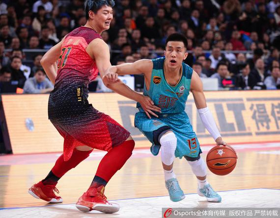 范佩西首次征召儿子进入费耶诺德比赛名单，但并未安排他出场（范佩西首度征召儿子入费耶诺德大名单，未登场亮相）