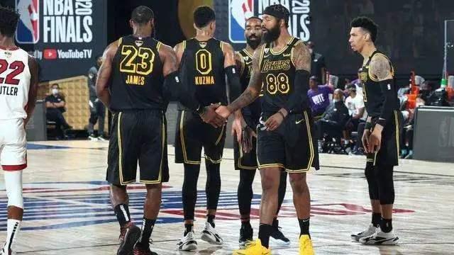 复盘米兰0-1被淘汰：射手隐身后场失准，没有魔笛红黑军团不会踢（米兰0-1出局复盘：锋线哑火、后防走样，缺少魔笛红黑军团无所适从）