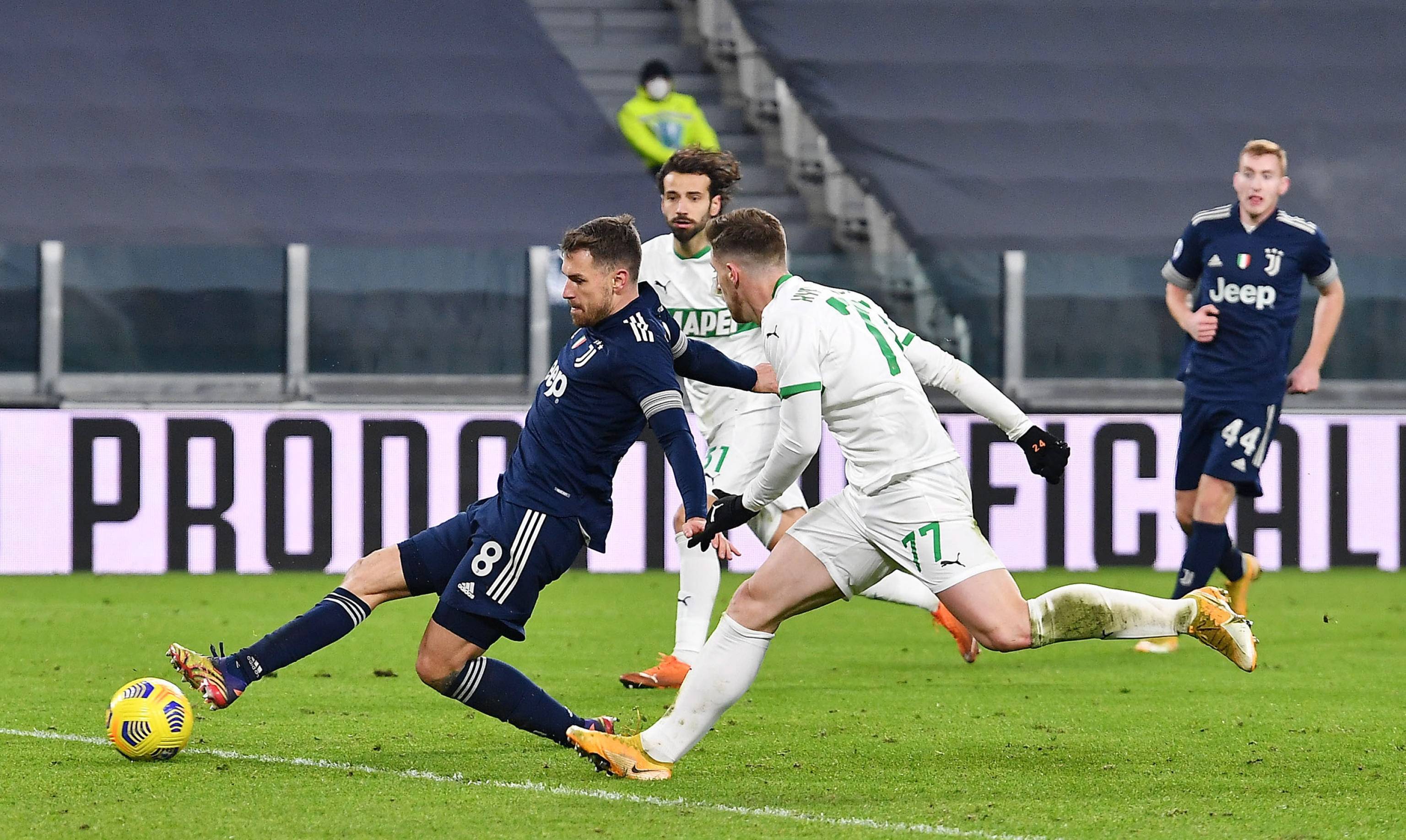 皇马在国家德比后失利，阿隆索面临下课危机，巴萨趁机领跑，西甲争冠形势严峻。（国家德比失利令皇马受挫，阿隆索帅位告急，巴萨乘势领跑，西甲争冠风云突变）