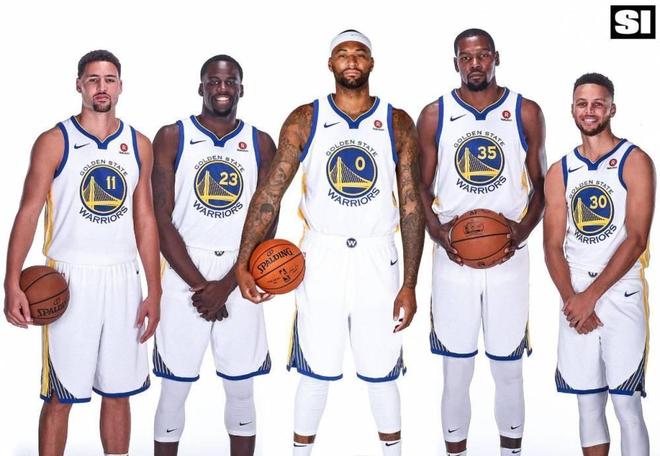 记者晒视频：钟义浩现场观看海牛比赛，海牛进球后他兴奋鼓掌（记者发视频：钟义浩现身观战海牛，球队破门他激动鼓掌）