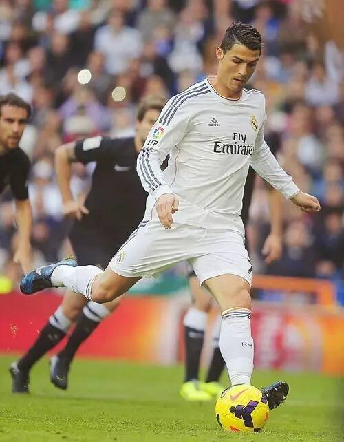 成绩斐然，加斯佩里尼被罗马球迷描绘成魔法师形象画在墙上